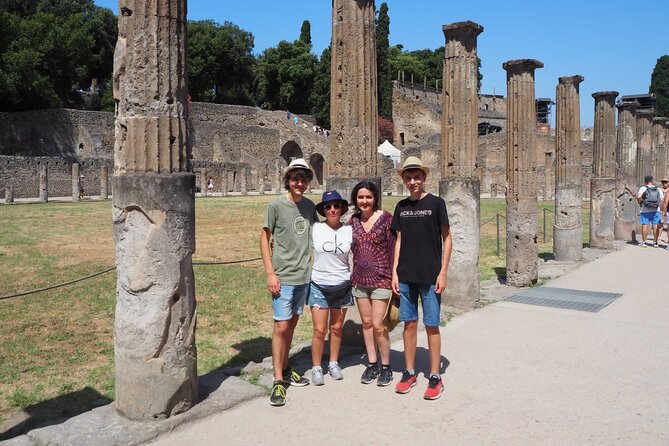 2 Hours Pompeii Group Tour with Archaeologist Guide and Skip the Line - Gladiators, laundry, and the working city