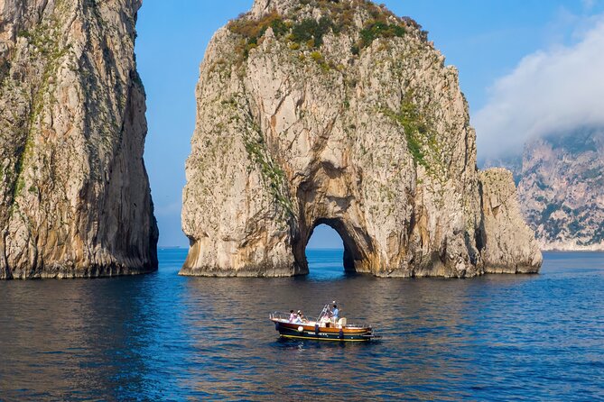 3-hour private boat tour of Capri - Grotta Verde and its green light