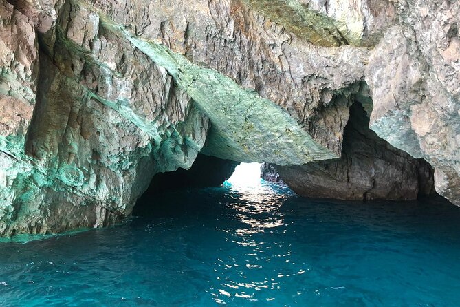 Amalfi Coast Sharing boat tour from Sorrento - Li Galli brings the first real water break