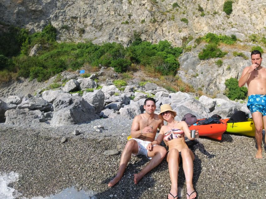 Amalfi: Kayak/Snorkel Tour to Pandora Cave with Lemon Spritz - Entering Grotta Pandora by sea