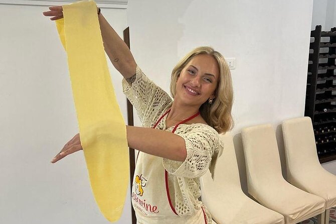 Amalfi: lezione di cucina su pasta, mozzarella e tiramisù - Making mozzarella from scratch