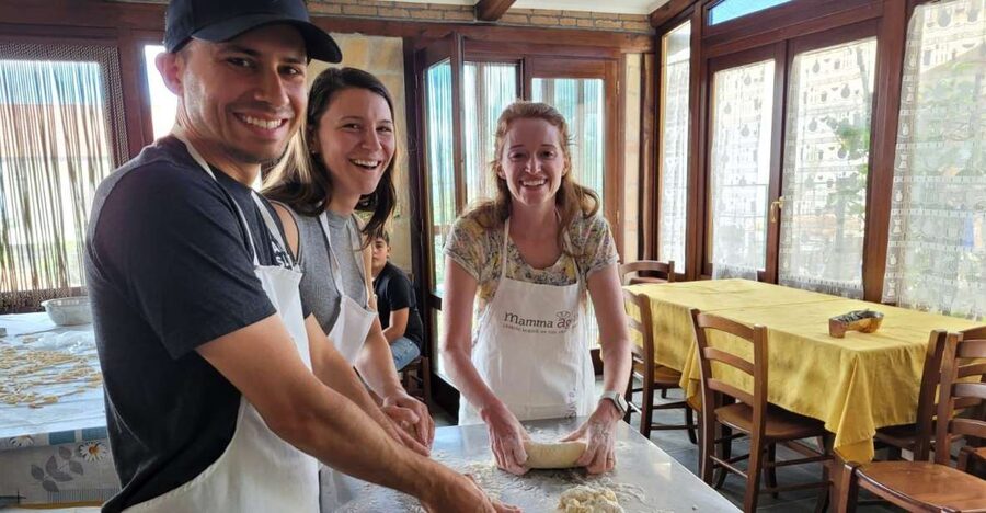 Amalfi: Make tagliatelle, mozzarella and tiramisù - A cooking class with a farm at its center