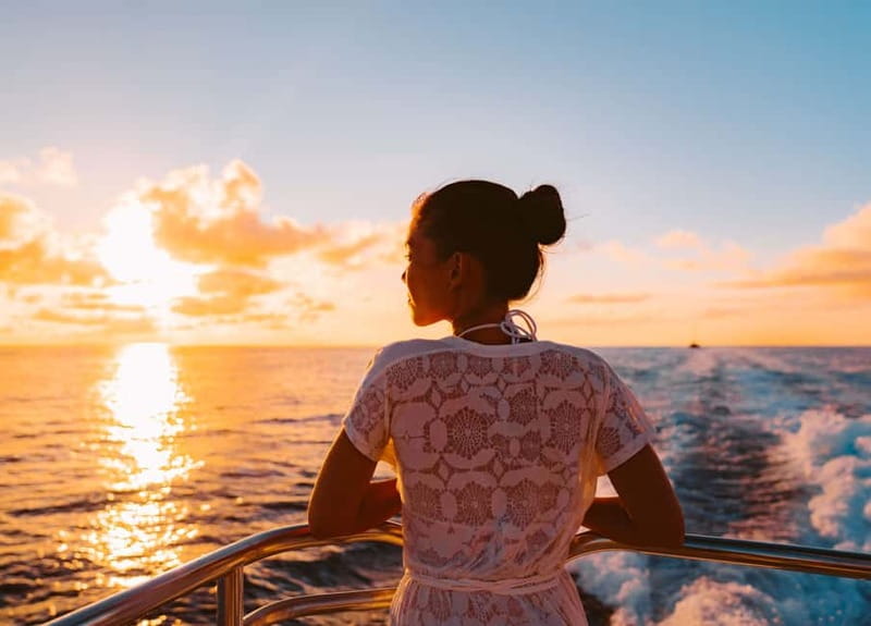 Amalfi: Sunset Boat Tour with Fruit and Drinks - Meeting the captain in Amalfi