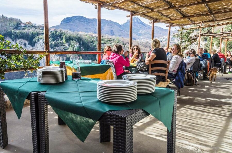Amalfi: Walking tour between Furore vertical Vineyards - A three-course farmhouse lunch above Furore Fjord