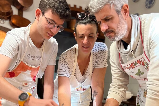 Authentic cooking class on a farm with a view of Sorrento. - Cooking pasta in a 300-year-old Sorrento home