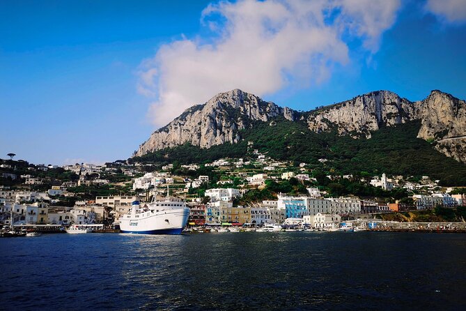Capri: discover the beauties of the island aboard a Luxury Boat - Should you add the Blue Grotto?