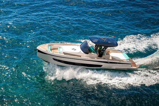 Capri: discover the beauties of the island aboard a Luxury Boat - What is included on the luxury boat