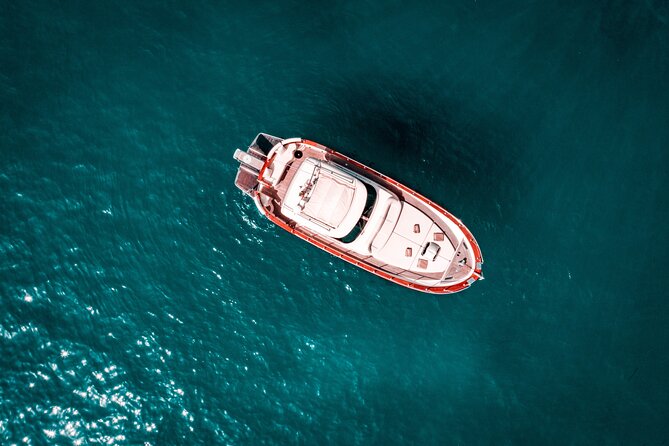 Capri: discover the beauties of the island aboard a Luxury Boat - The crew and the feel of the day