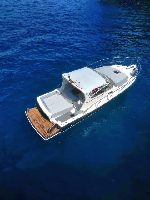 Capri: private boat tour with visit to the caves - Guide Service and Small Practical Details