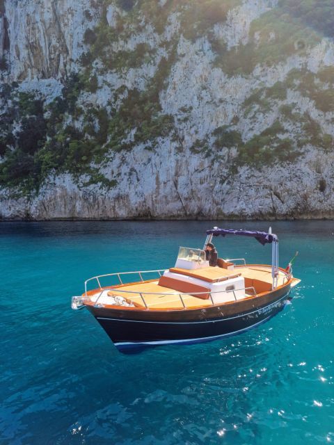 Capri: private boat tour with visit to the caves - Meeting at Marina Grande and Finding La Vela Bar