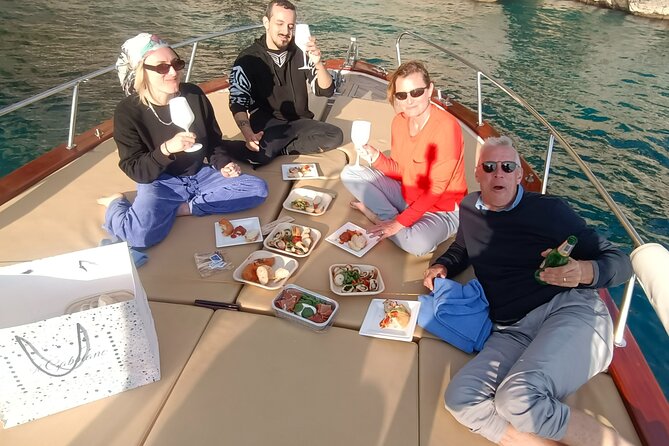 Capri Samba Boat Tour, Sail in Style by Boat. - Natural Arch and White Grotto