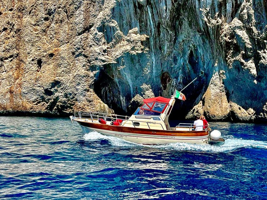Capri: Tour of the island with caves and Faraglioni - What the guide adds to the ride