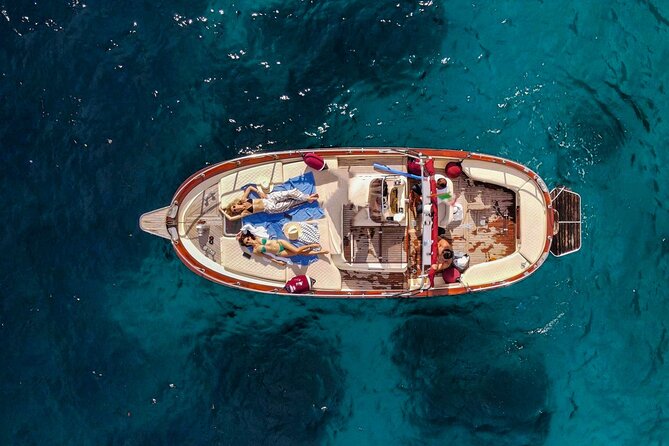 Capri tour with "Gozzo" (3 hours) - Local skippers and the character of the ride