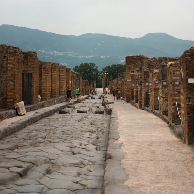 Discover Pompeii: English Walking Tour of the Buried City - Finding the red inStazione sign near Hotel Vittoria
