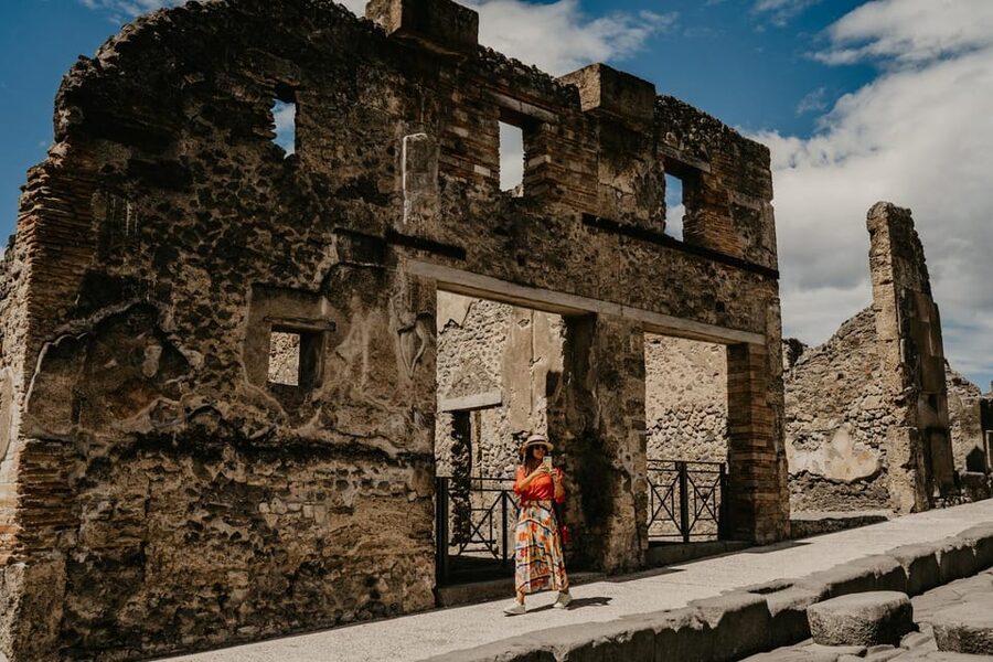 Discover Pompeii: French Walking Tour of the Buried City - A two-hour route through the buried city
