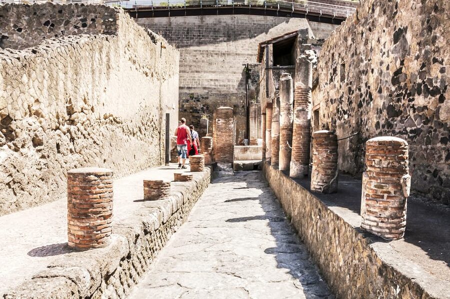 Ercolano: Herculaneum Entry Ticket with Optional Audio Guide - Why Herculaneum feels different from Pompeii
