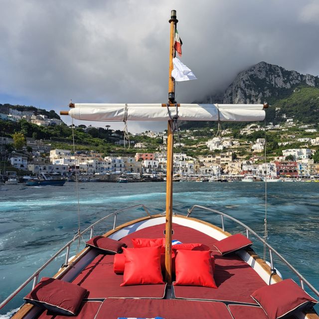 Esperienza Privata a Capri in Barca con Gozzo Classico 3H - Gennarino Scugnizzo and the Return to Port
