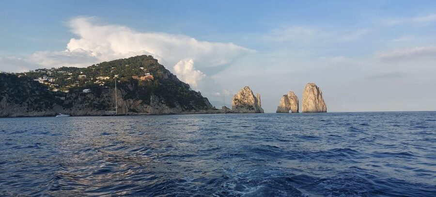 Esperienza Privata a Capri in Barca con Gozzo Classico 3H - What the Blue Grotto Limitation Means