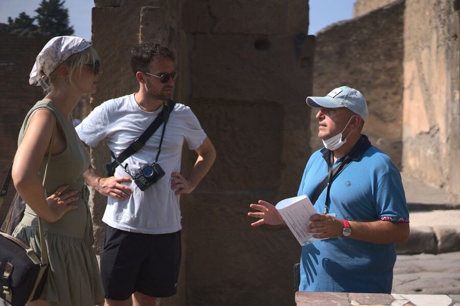 From Amalfi: Pompeii and Mount Vesuvius Private Day Trip - The lunch break and the value of local choices