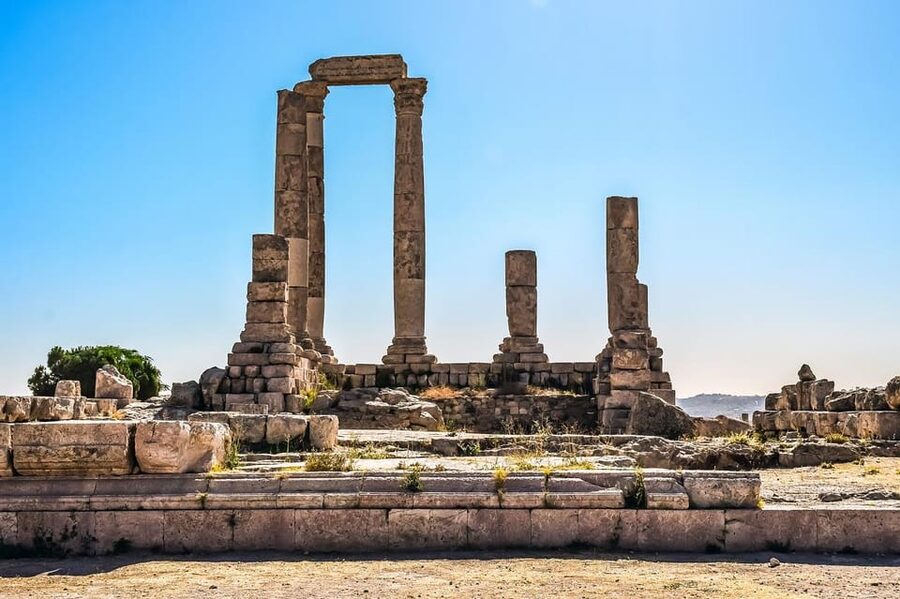 From Herculaneum to Pompeii: Audioguides + Entrance Tickets - Taking the Circumvesuviana to Pompeii