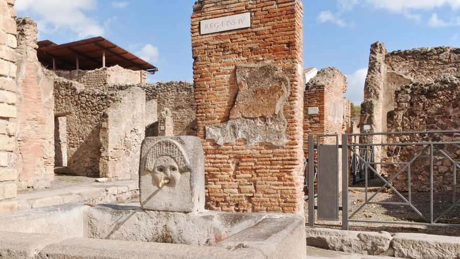 From Naples: Pompeii Ruins VIP Guided Tour - Leaving Naples for the streets of Pompeii