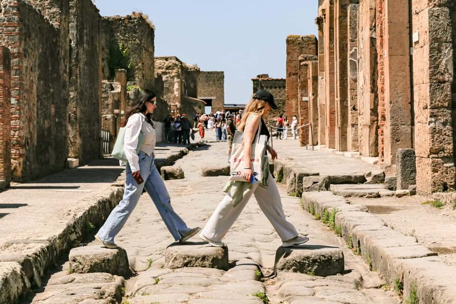 From Naples: Pompeii Skip-the-Line Guided Tour - What the four-hour schedule really gives you