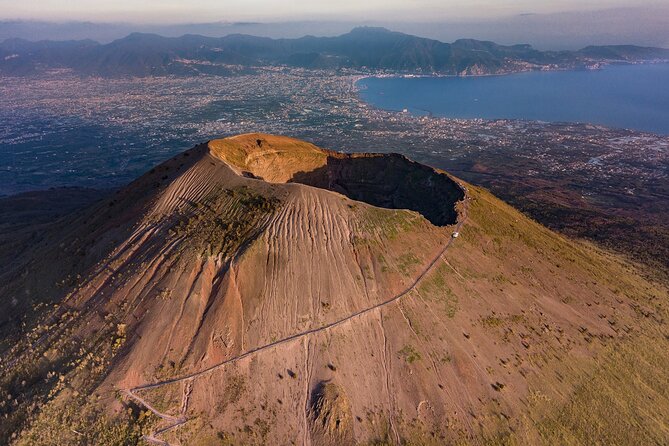 From Pompeii: Day Tour of Pompeii and Vesuvius with Bus Transfer - The basic plan: Pompeii first, Vesuvius second