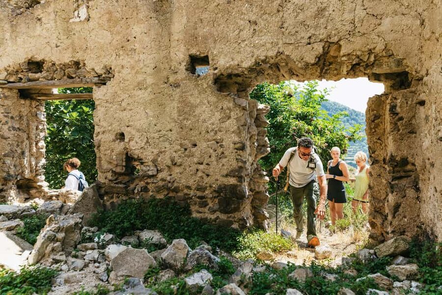From Sorrento: Path of the Gods Guided Hike with Transfers - The first steps on the ancient trail