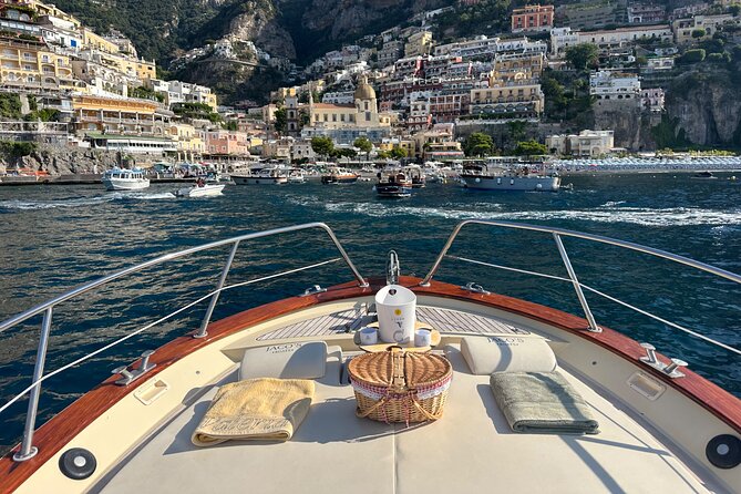 Full-day Exclusive Private boat tour on the Amalfi coast - Caves, beaches, and the route beyond Li Galli