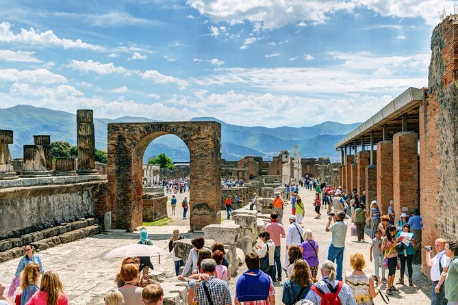 Guided Tour of Pompeii and Herculaneum with Lunch and Ticket - Via dell’Abbondanza shows Pompeii in motion