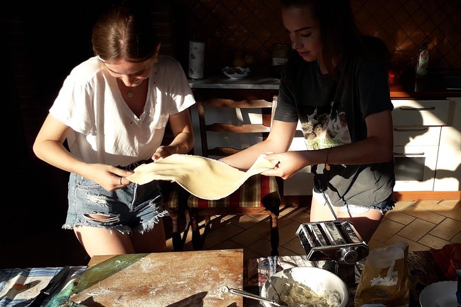 Handmade pasta workshop by Cilento Experience - Filling the ricotta ravioli