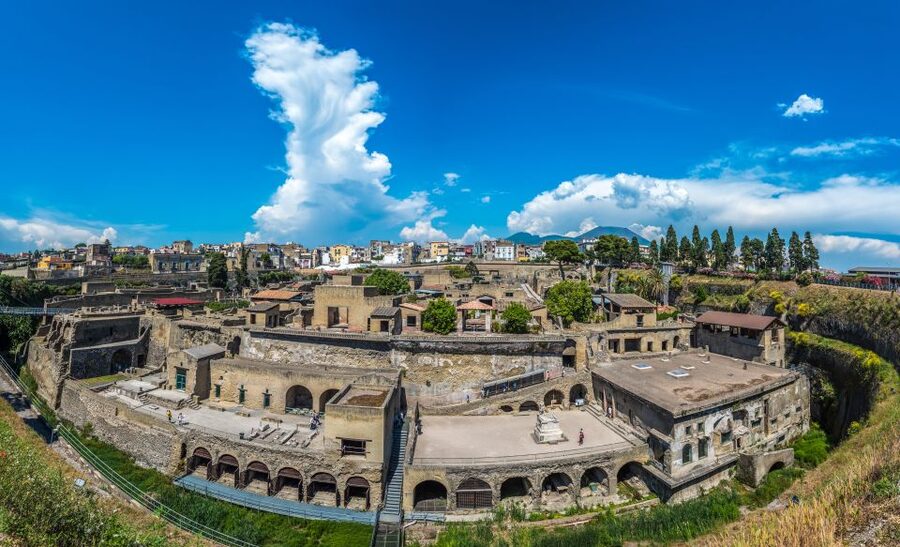 Herculaneum: 2-Hour Skip-the-Line Tour from Sorrento - The short walk from the station to the ruins