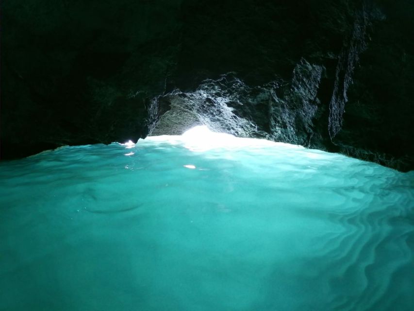 Ischia: Island Boat Tour with Neapolitan Lunch & Snorkeling - Food, drinks, and the family atmosphere