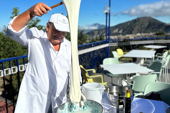 Mozzarella class & more in Sorrento - From mozzarella to caciocavallo