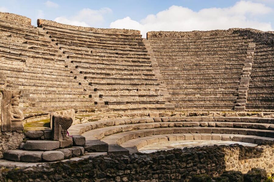 Naples: Pompeii and Mt. Vesuvius with Lunch and Wine Tasting - A vineyard lunch between ruins and volcano