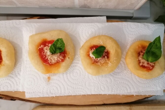 Pizza e Tiramisù class with local mum in Positano - Making Pizza the Italian Way