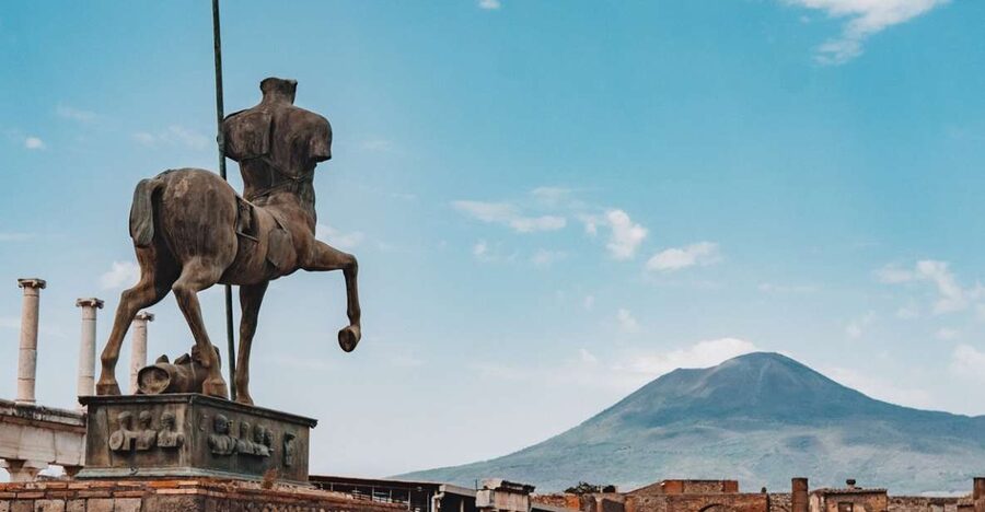 Pompei: Mount Vesuvius and Pompeii with Round-Trip Transfer - Walking toward the Vesuvius crater