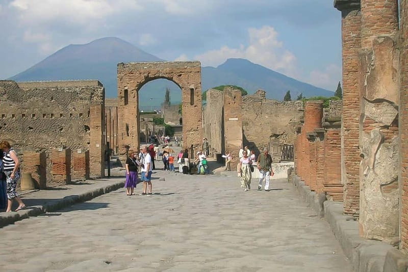 Pompei: Pompeii Private Tour - Entering the ruins with express admission