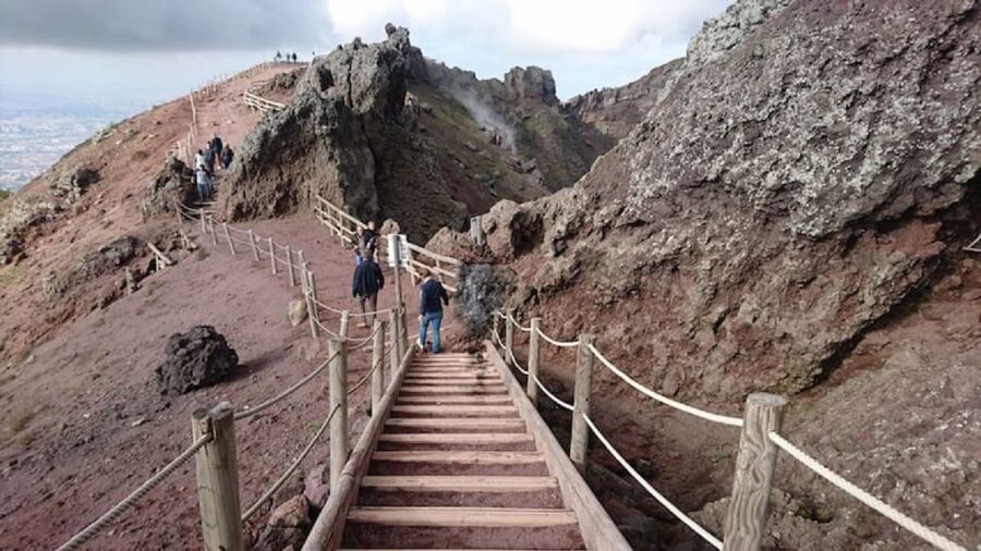 Pompei: Private tour of Pompei and Vesuvius from Sorrento - Walking Pompeii with an archaeologist