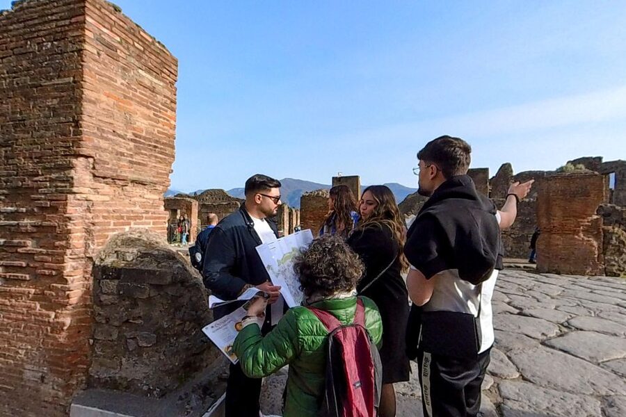 Pompeii: 2 Hours Skip the Line Visit with a Licensed Guide - The Thermopolium, Pompeii’s ancient quick-service counter