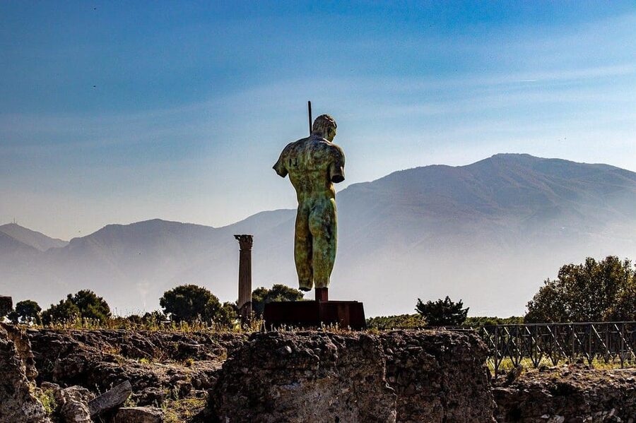 Pompeii: 2 Hours Skip the Line Visit with a Licensed Guide - Frescoes, workshops, and evidence of ordinary work