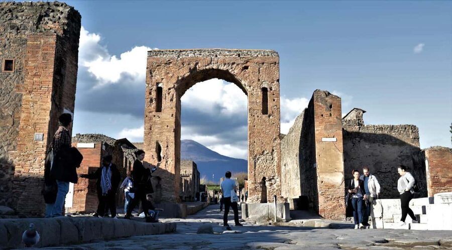 Pompeii : 2h small group tour with an archeologist - Starting at Pompei Scavi station