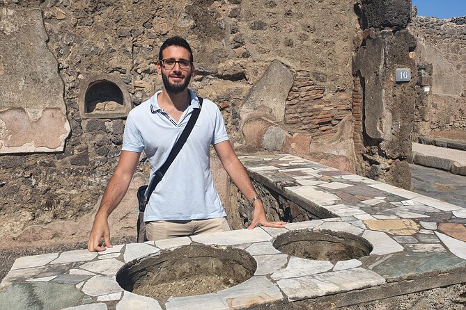 Pompeii 360° - 4-hour tour with an expert Guide in archaeology - Small theater, baths, and the public side of Roman life