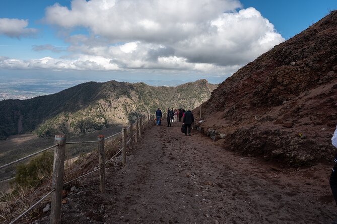 Pompeii and Vesuvius Small Group Tour from Sorrento with Pizza - Why the Pompeii guide matters