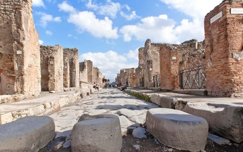 Pompeii: Archeological Tour & Wine Tasting at Mt. Vesuvius - Frescoes, mosaics, and private Roman homes