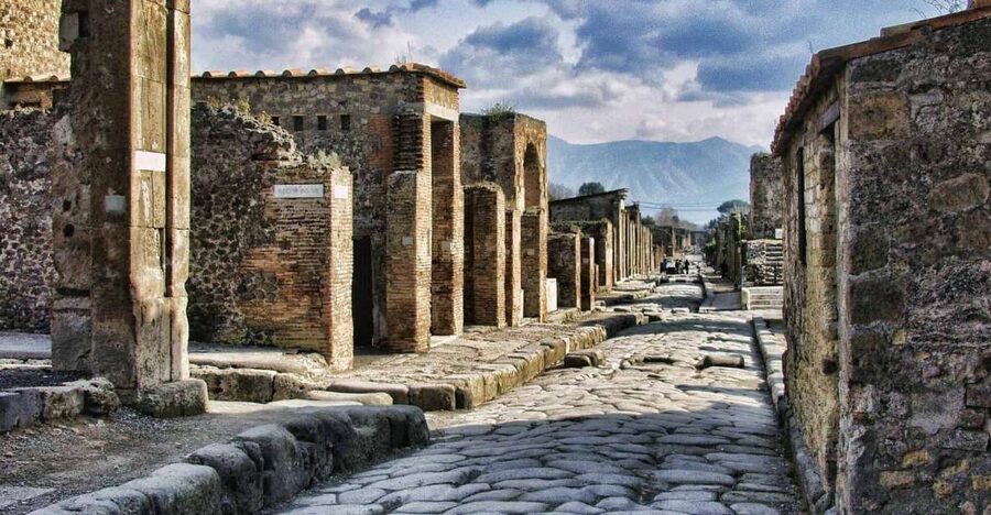 Pompeii: Day Tour of Pompeii and Vesuvius with Bus Transfer - The bus to Vesuvius and the mountain road