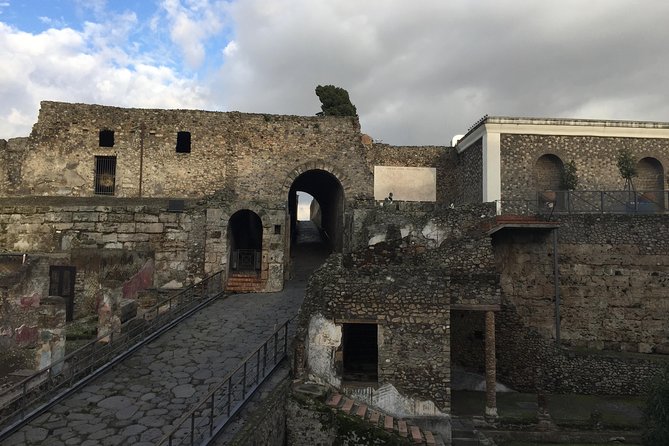 Pompeii-Herculaneum-Wine tour from Sorrento, with licensed guide included - Herculaneum after the crowds of Pompeii