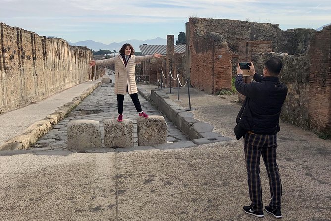 Pompeii New Discoveries Private Guided Tour - The value of a private guide
