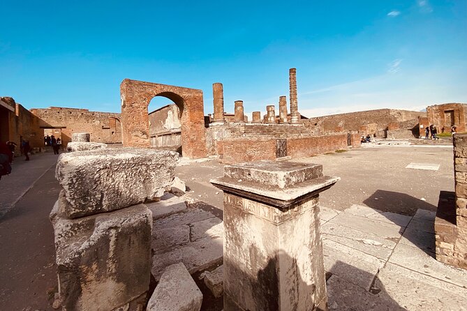 Pompeii Private Tour with an Archaeologist and Skip The Line - 3 hours - Markets, shops, and fast food in ancient Pompeii
