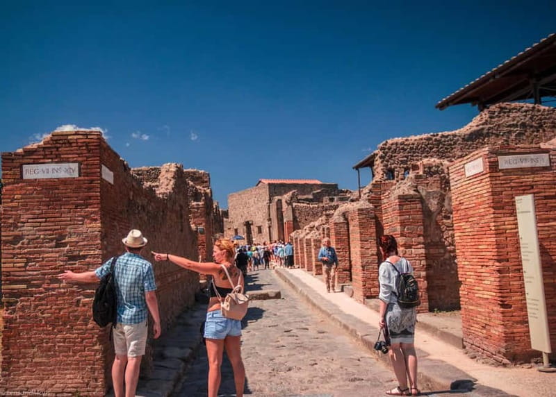 Pompeii Ruins 2-Hours Guided Tour and priority entry ticket - Entering the ruins with priority admission